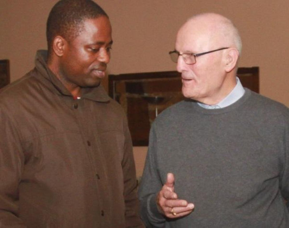José Fernández ayuda con el idioma a Benedicto, un religioso procedente de Tanzania que está en Ourense para llegar a cura.