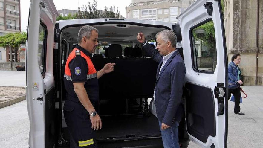 Faílde y el edil Juan Constenla, en la entrega de un vehículo a Protección Civil en 2015. // Bernabé/Javier Lalín