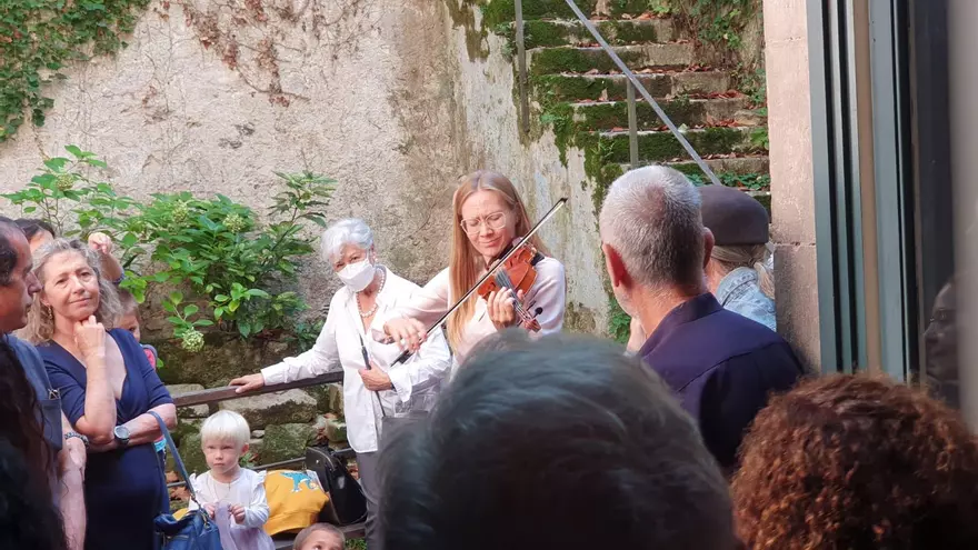 La violinista Marina Ivanenko interpretant la peça principal de 'La lista de Schindler'