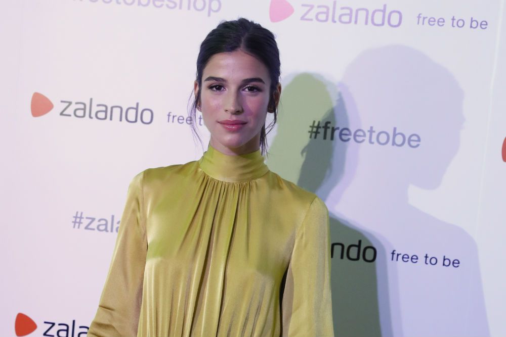 Sandra Gago con un elegante vestido de cuello alto y manga larga de aire vintage y un look beauty muy natural en un acto celebrado en Madrid