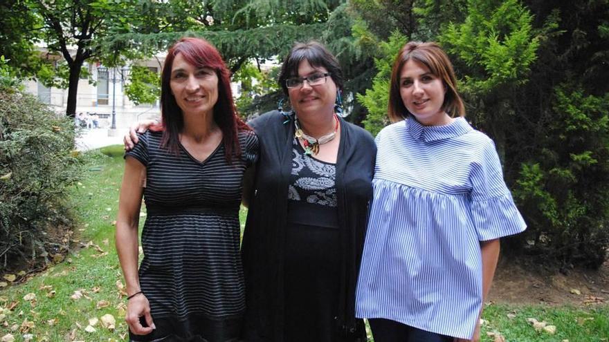 Sonia M. Blanco, María Sánchez Dauder y Tania Quirós, ayer, en Lugo de Llanera.
