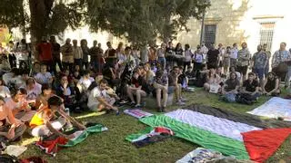Estudiantes de la Olavide levantan su acampada y se unen a la de la Universidad de Sevilla