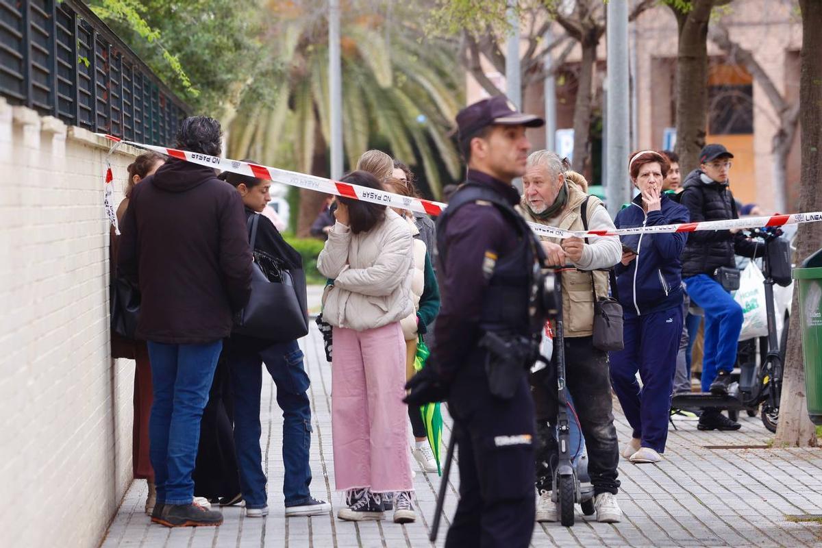Despliegue policial en Las Moreras tras el apuñalamiento mortal de un vecino