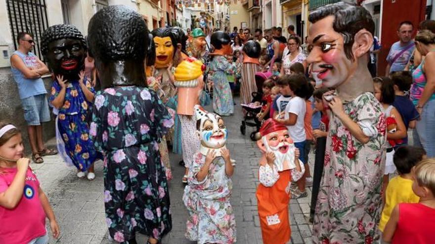 Los «Nanos i gegants» ayer en las calles de Xixona .