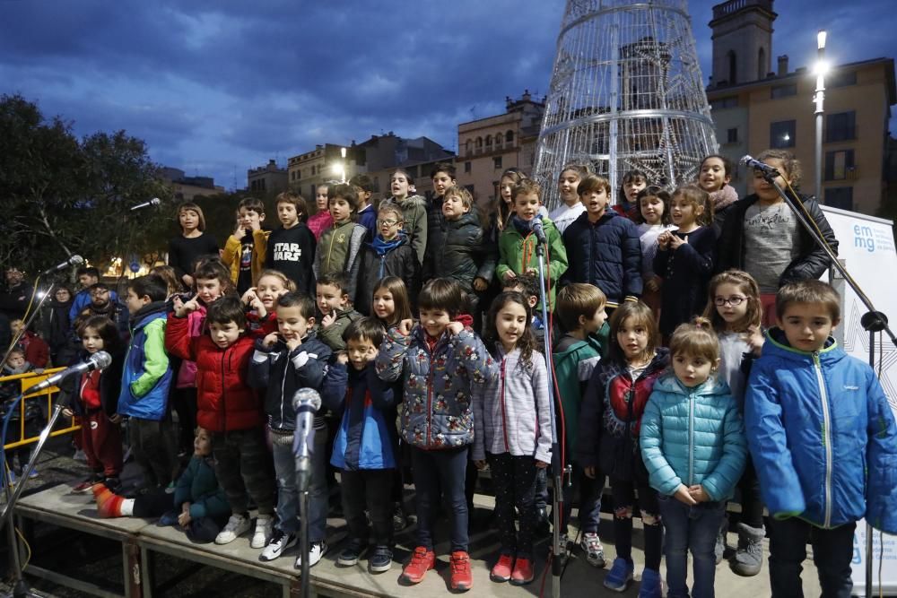 Encesa dels llums de Nadal a Girona amb protestes