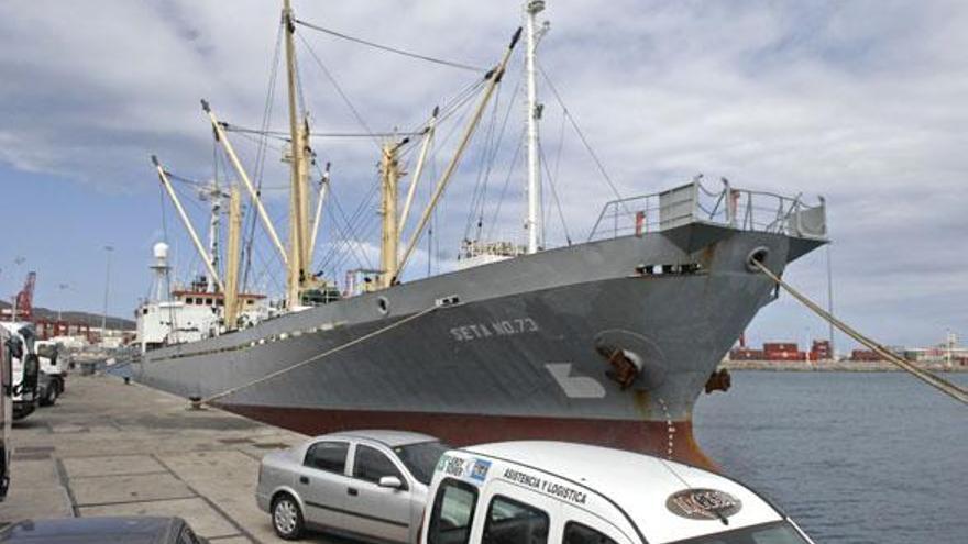 El buque-nodriza &#039;Seta nº 73&#039;, uno de los más afectados por estos problemas administrativos. i ANDRÉS CRUZ