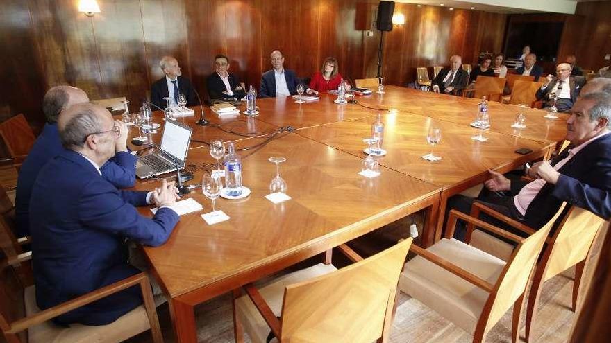 La mesa de los ponentes del curso sobre administración tributaria, en la Sala Jovellanos de La Granda.