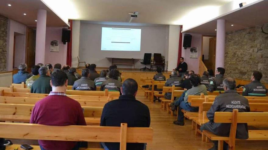 Desarrollo de la jornada sobre extinción de incendios bajo tendidos eléctricos organizada en Villardeciervos.