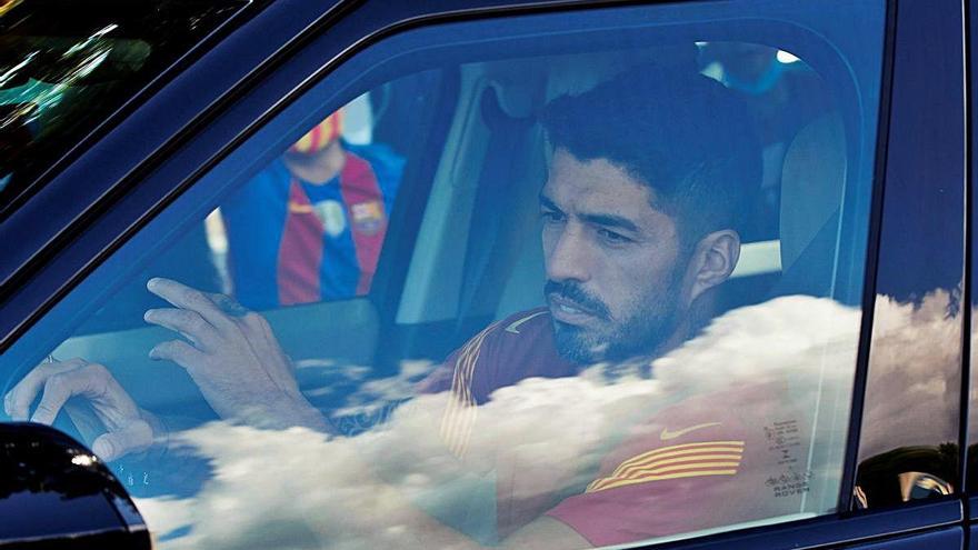 Luis Suárez sortint de la ciutat esportiva del Barça.