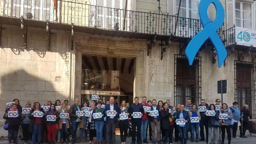 Ediles de la corporación municipal, portavoces de asociaciones y vecinos, ayer en el Ayuntamiento.