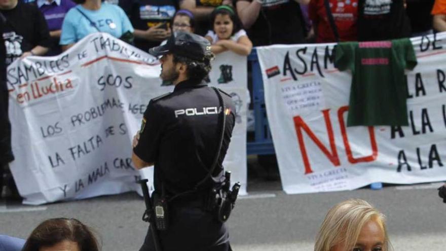 La diputada del PP Carmen Pérez García de la Mata, junto a Mercedes Fernández, a la derecha.