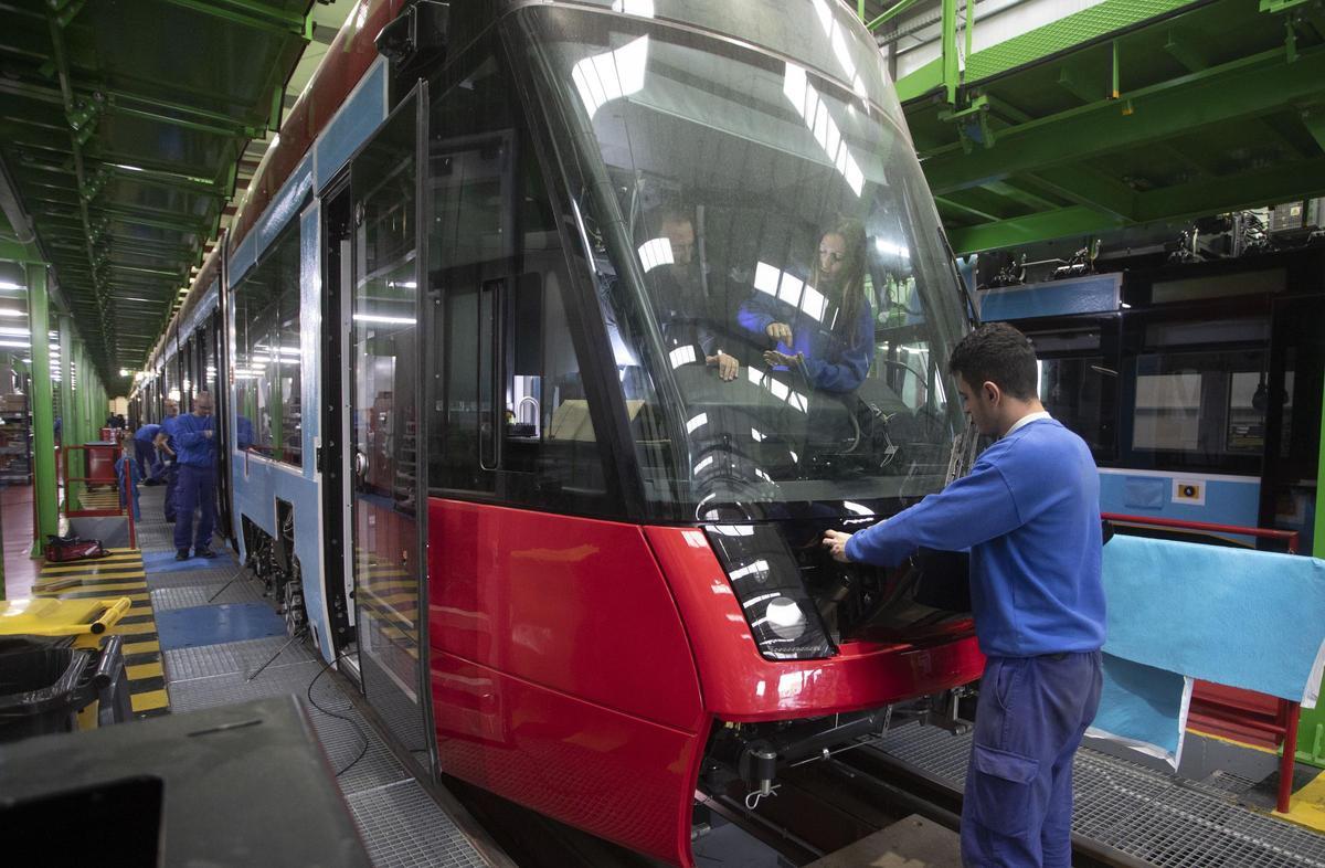 Tranvías en fase de fabricación en la planta valenciana de Stadler.