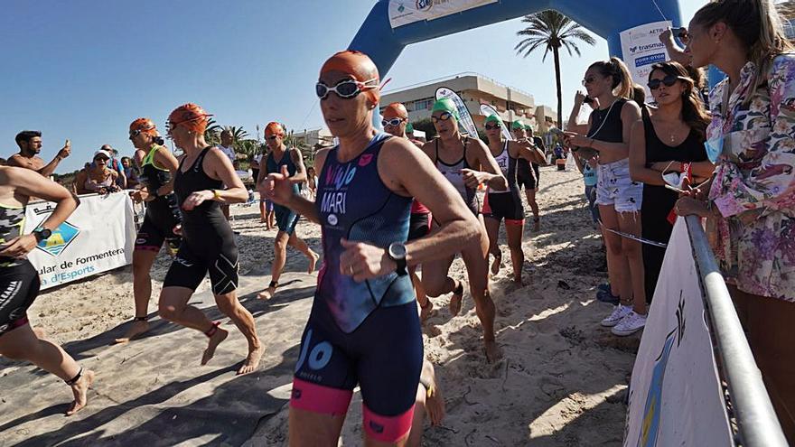 Momento de la salida femenina al sector de natación. 