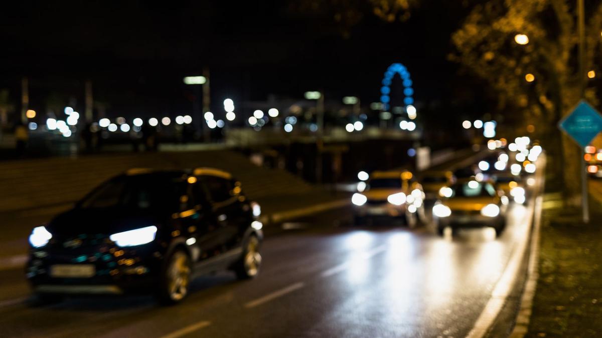 Este error al encender las luces largas por la noche puede dejarte sin visibilidad en la carretera