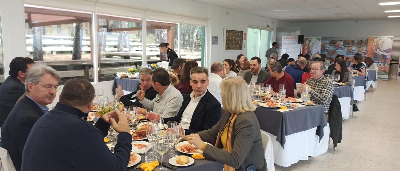 Representantes del Concello y de Emgrobes, junto a otros invitados, en uno de los actos promocionales del centollo.