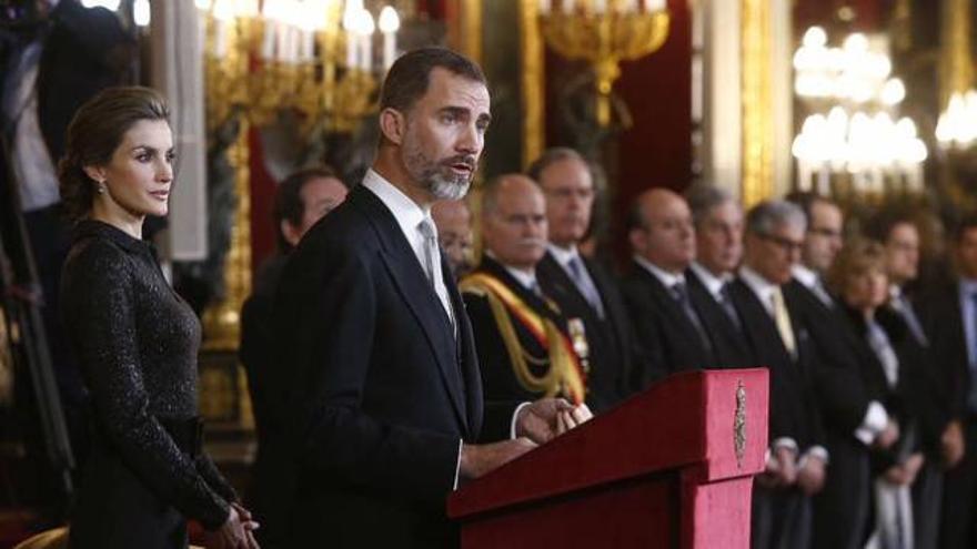 Felipe VI asegura que la democracia se impondrá al fanatismo