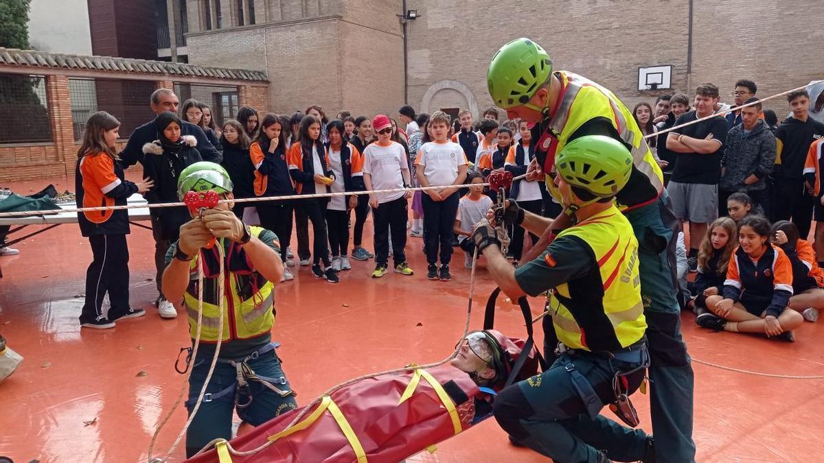 Los miembros de la unidad de rescate de la Guardia Civil realizan una exhibición en el colegio de Barbastro.