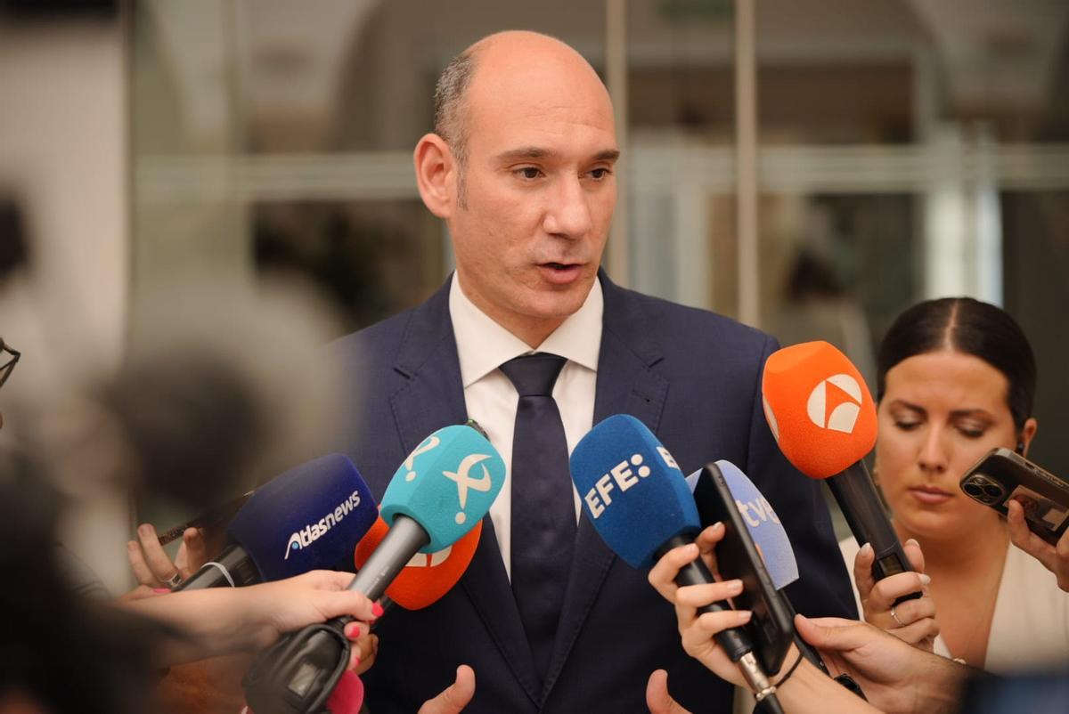 Las imágenes del pleno de la Asamblea de Extremadura en el que Gallardo ha tomado posesión como diputado