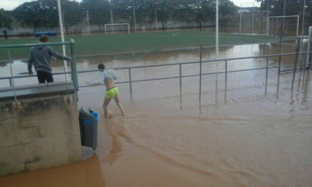 Vielleicht eher Wasserball? Fußballplatz von Colònia de Sant Jordi.