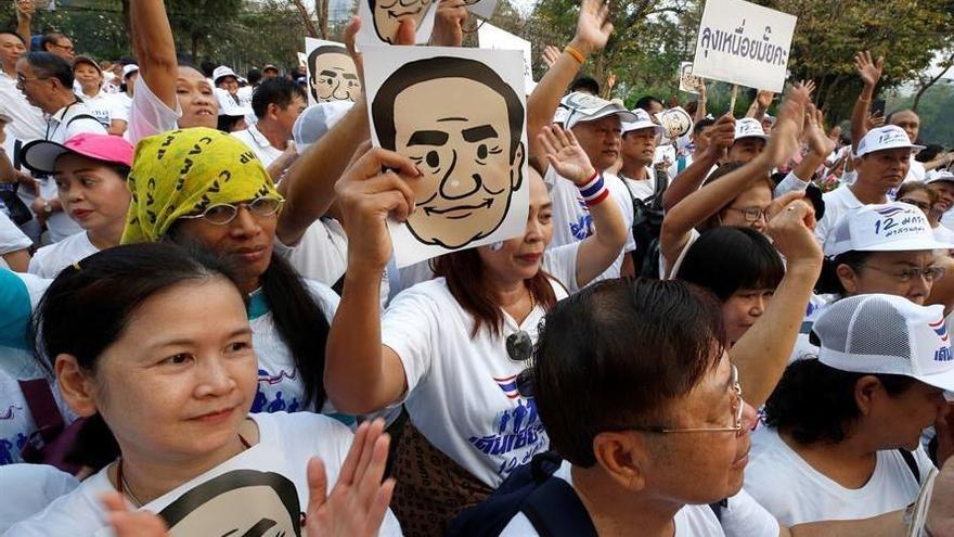Una multitudinaria carrera-protesta pide la dimisión del Gobierno tailandés