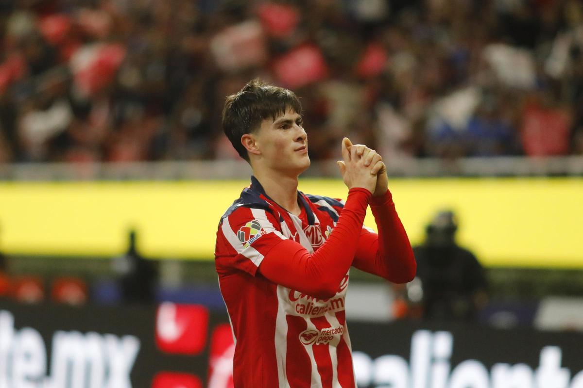 Armando 'Hormiga' González celebra su anotación en el Clásico de México