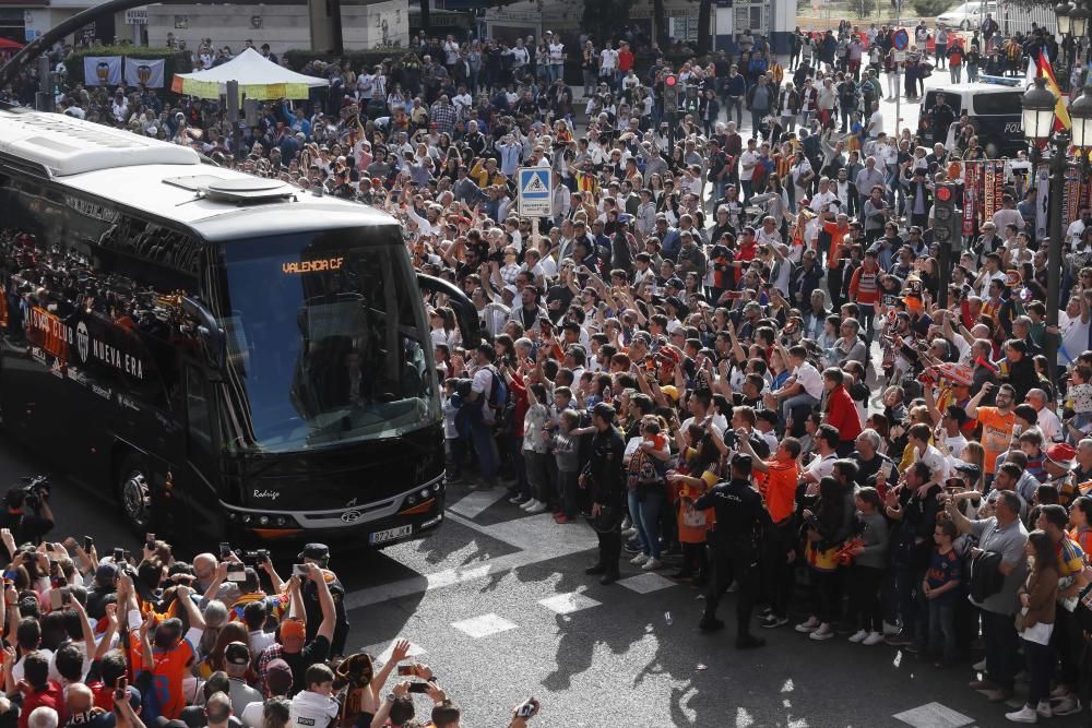 Miles de aficionados en el partido de las Leyendas del Valencia CF