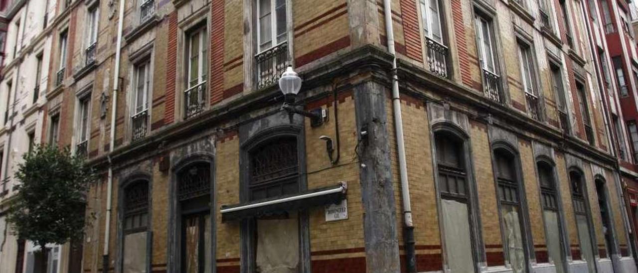 Edificio del antiguo bar El Molinucu, en la esquina de las calles de La Merced y Domínguez Gil.