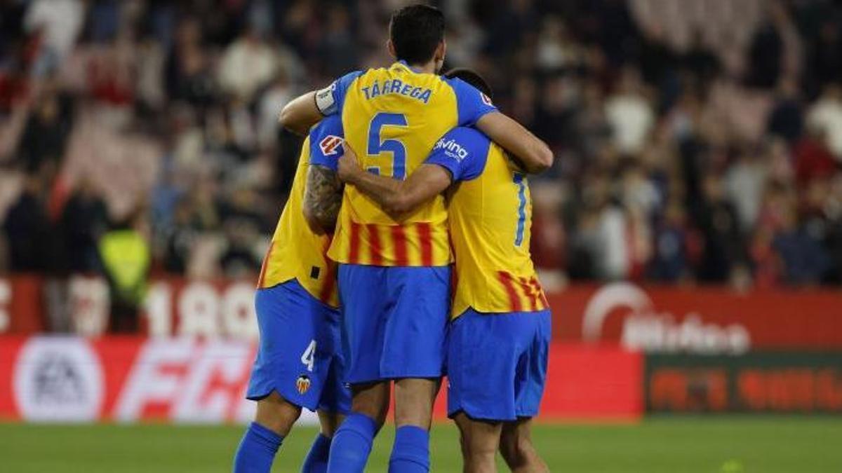 Tárrega se abraza con sus compañeros tras ganar en el Pizjuán