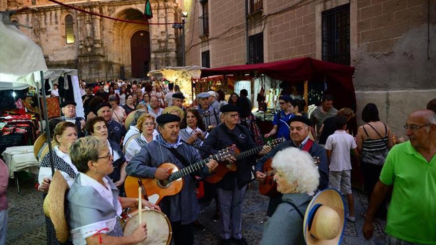 La celebración, dedicada al Valle del Jerte, contará con Mojinos Escozíos