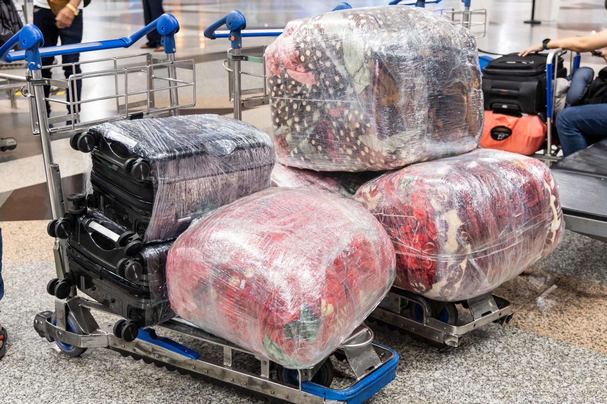 Forrar las maletas de plástico es una práctica cada vez más extendida pero tiene más contras que pros