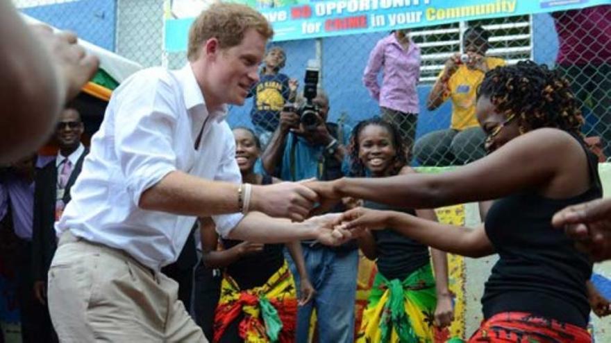 El príncipe Harry baila al ritmo jamaicano