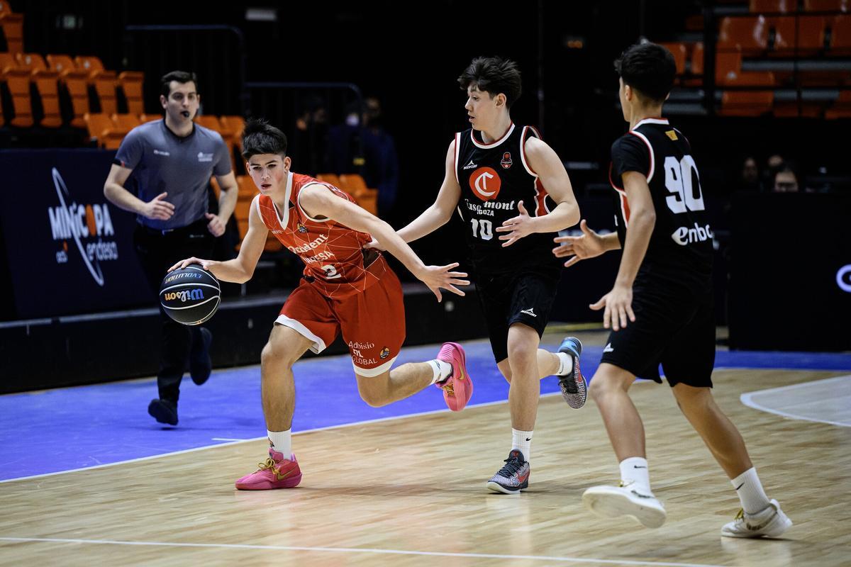 Aran Majoral intenta escapolir-se de dos jugadors del Casademont Saragossa