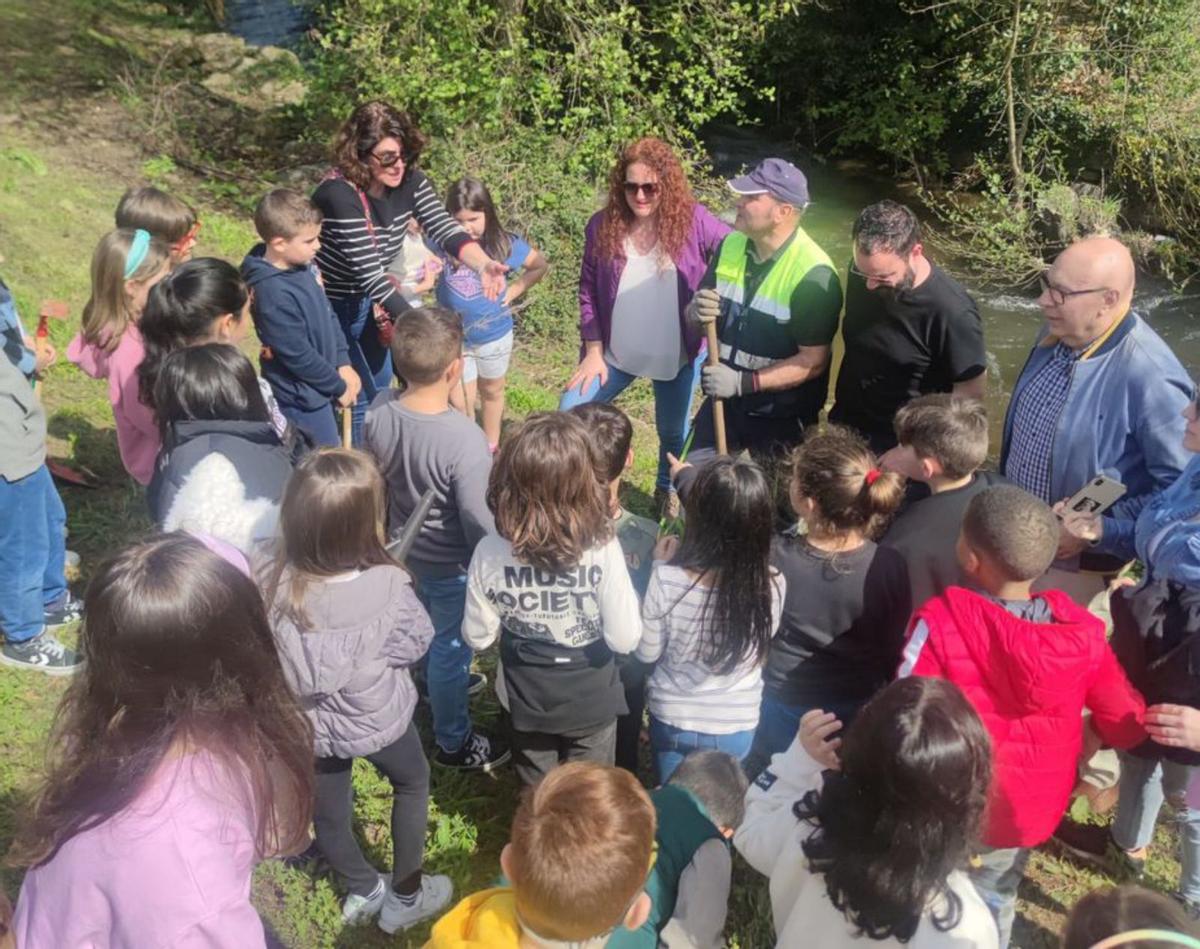 Los alumnos del CEIP Irmáns Villar, en la actividad del Botánico. |  // IÑAKI OSORIO