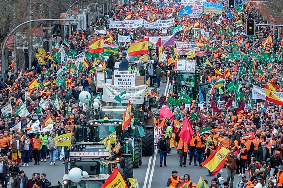 Varios tractores y  manifestantes con pancartas, bandera, durante la marcha ‘20M’, a 20 de marzo de 2022, en Madrid (España). Los organizadores de esta convocatoria, denominada como ‘20M’,  son Asaja, COAG, UPA, Real Federación Española de Caza (RFEC), Oficina Nacional de la Caza (ONC), Alianza Rural, Unión de Criadores del Toro de Lidia (UCTL), Federación Nacional de Comunidades de Regantes de España (Fenacore) y Cooperativas Agro-alimentarias. Esta multitudinaria marcha reivindica un futuro mejor para el mundo rural y las actividades que lo sustentan. Más de 1500 autobuses con manifestantes han venido de toda España. // Ricardo Rubio / Europa Press 20/03/2022