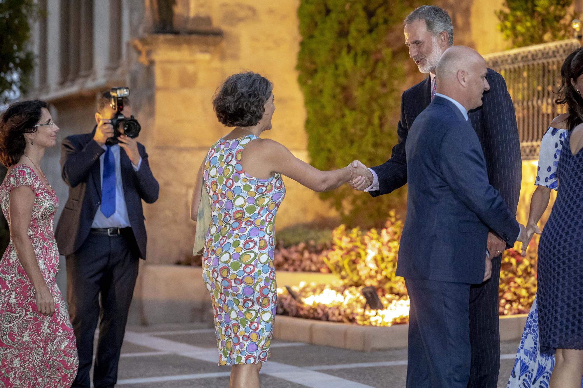 Mira aquí todas las fotos de la visita de los Reyes al Palacio Marivent para recibir a la sociedad balear