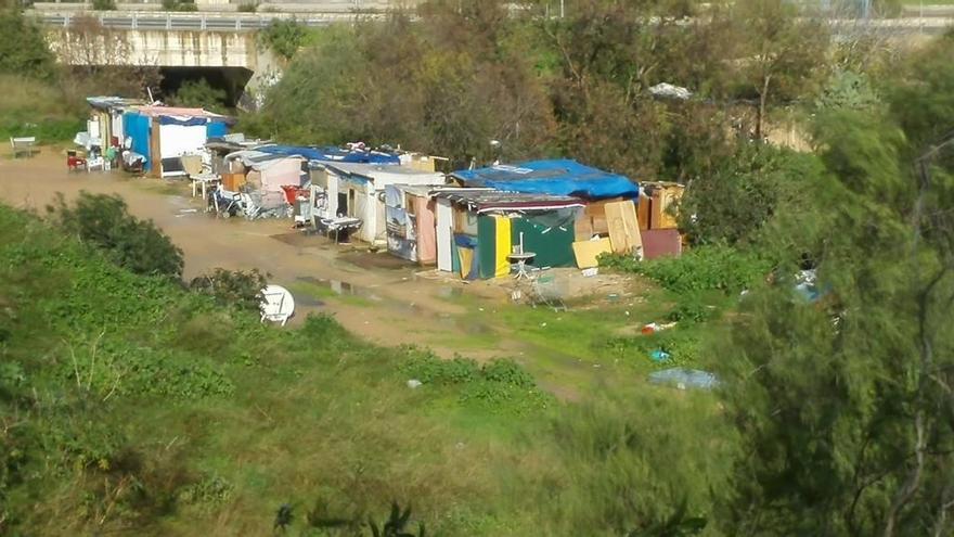 Basura en el cauce de sa Riera, al lado de las chabolas