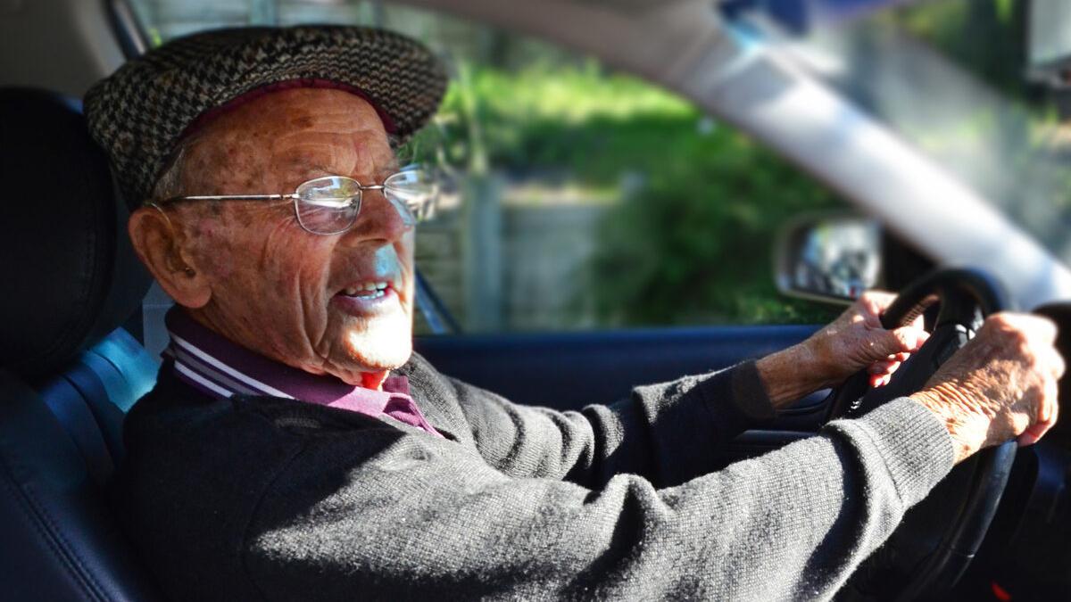 ¿Conoce los cambios normativos de la DGT para 2024 afecta a las personas mayores al volante?