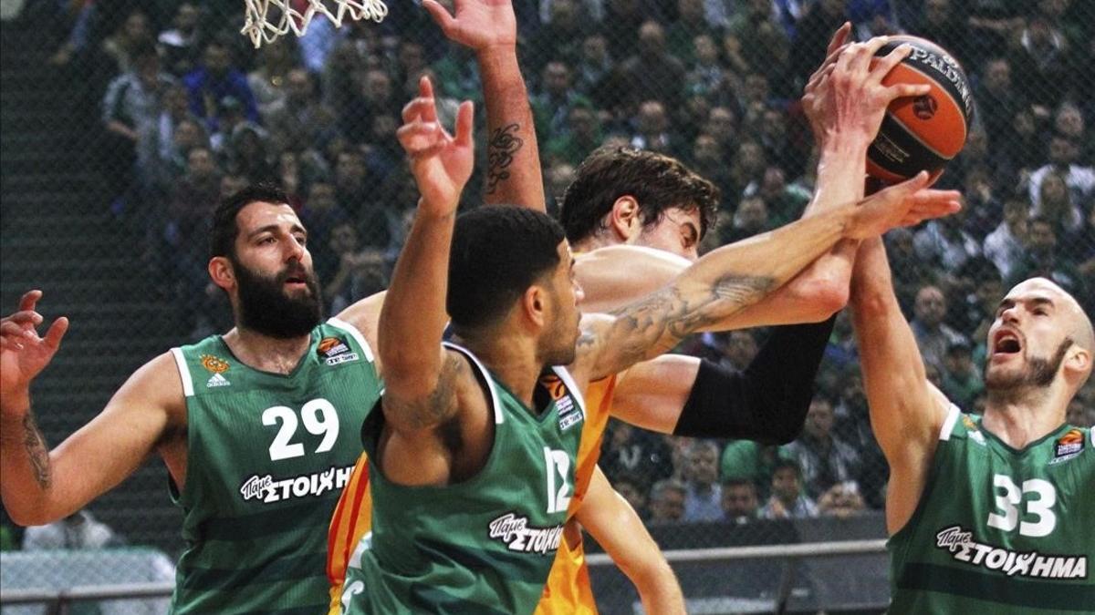 Tomic, enredado entre tres contrarios del Panathinaikos, que le niegan la salida