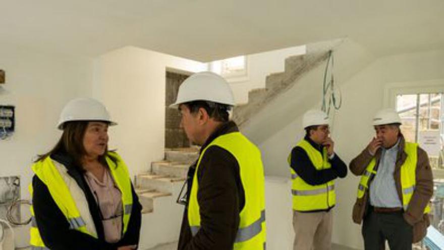 Ortiz (i.) visita las obras.