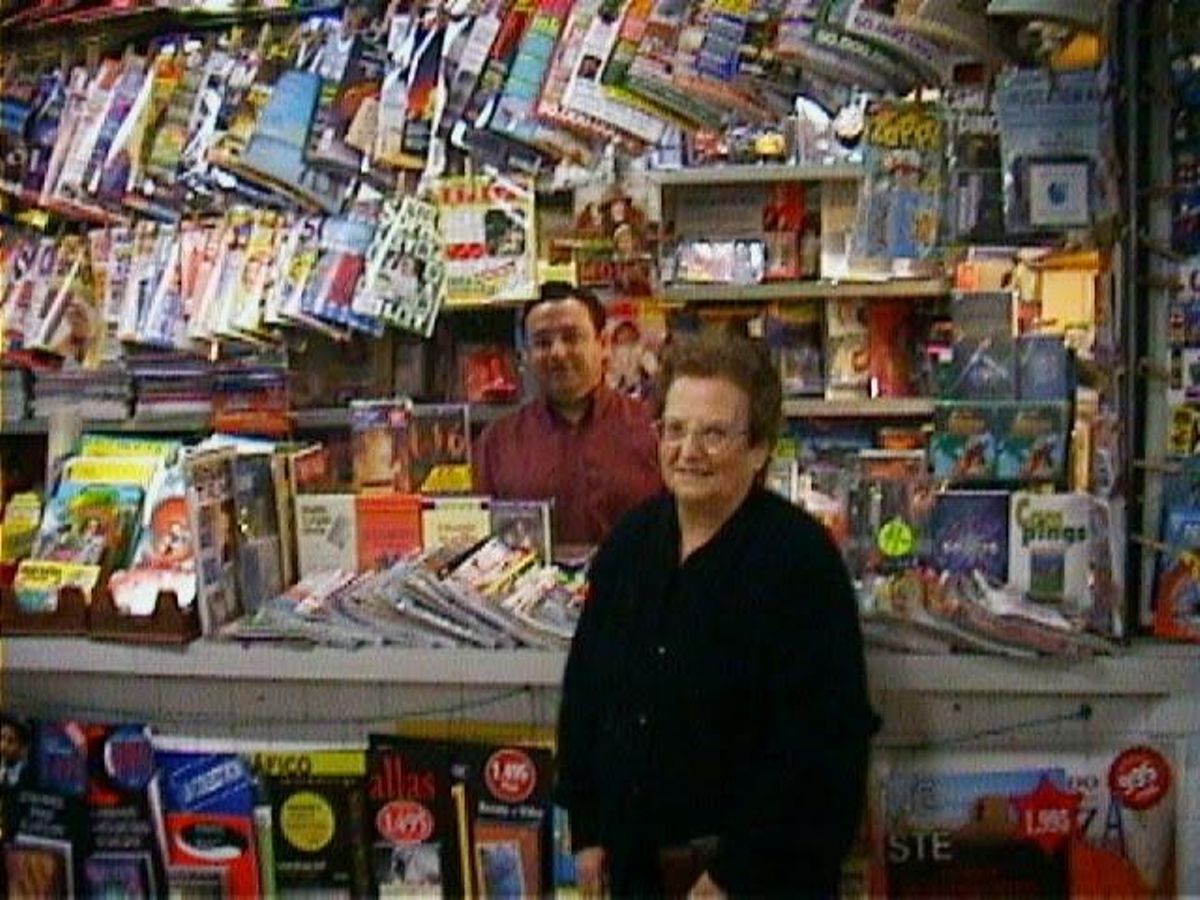 "Monti" con su madre en el quiosco, en una foto antigua