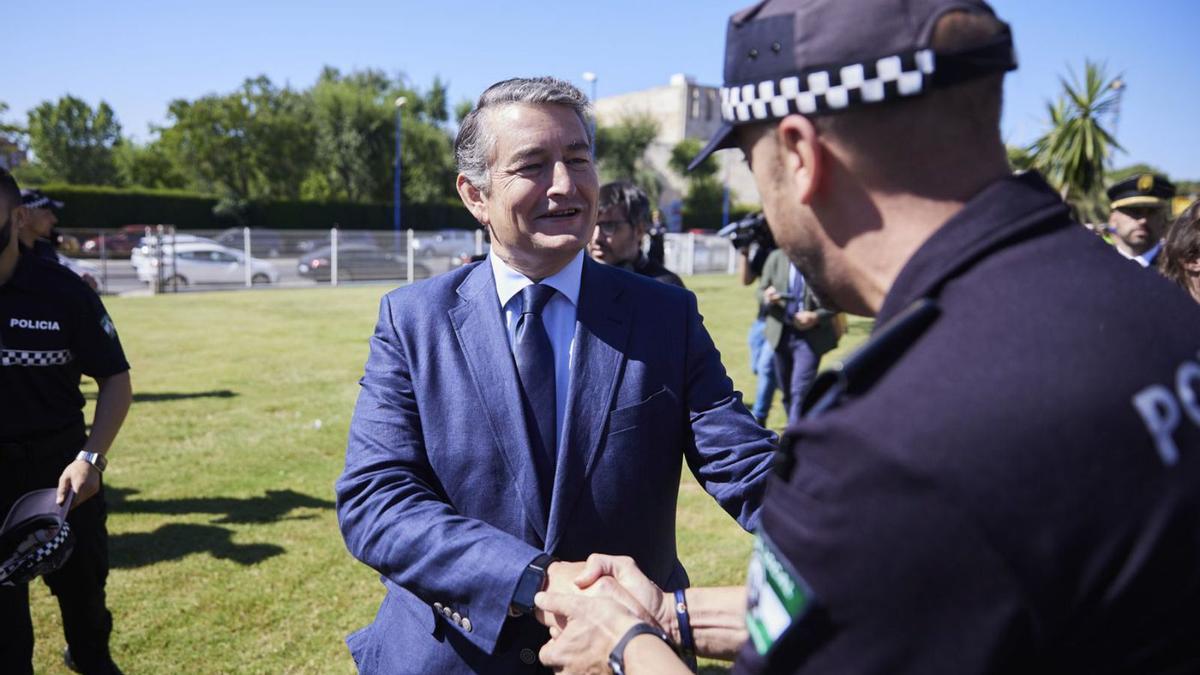 El consejero Antonio Sanz estrecha la mano de un policía local.