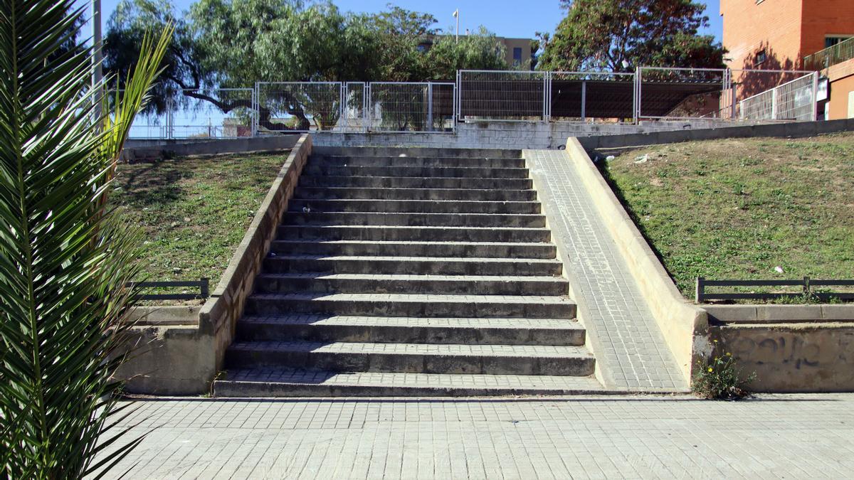 Una de las escaleras del barrio de la Coma, sin barandilla.