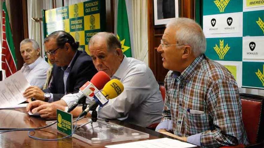 Ricardo Ferrero, acompañado de los patrocinadores del campeonato, en la presentación.