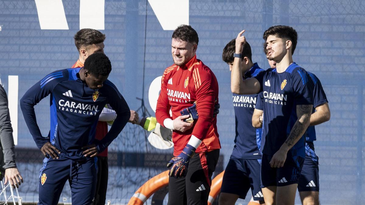 Poussin, entre Saidu y Vital, en un entrenamiento.