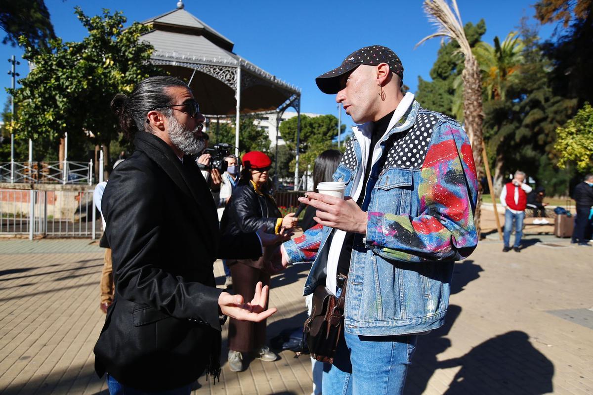 Hugo López y Pol Vaquero charlan animadamente.