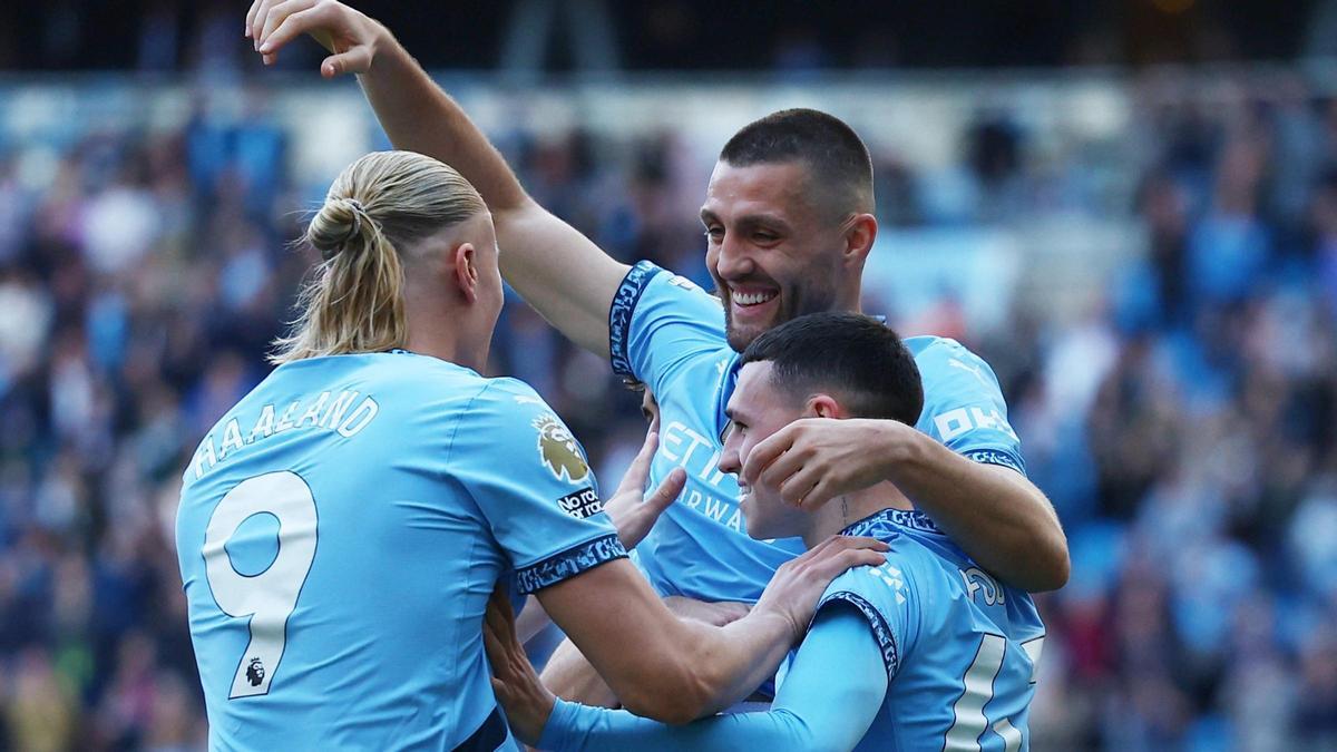 Haaland y Foden felicitan a Kovacic tras marcar el 1-1 al Fulham en el Etihad Stadium de Manchester.