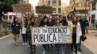 La huelga educativa arranca con protesta en Castellón: "La maestra que lucha también educa"