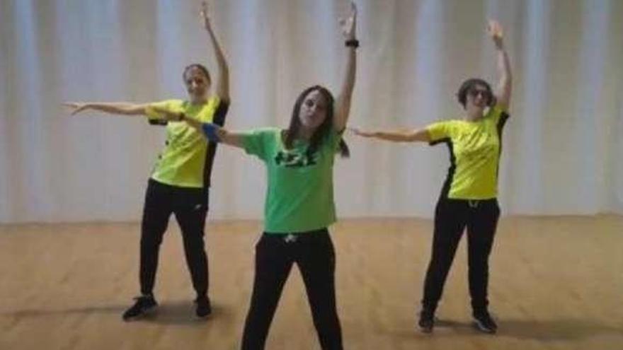 Tres profesoras ensayan el &quot;flashmob&quot; que fue el colofón de la jornada.