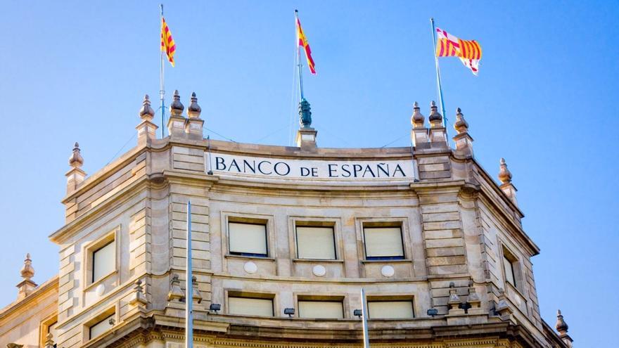 El Banco de España advierte por esto que te está cobrando tu banco y no debería