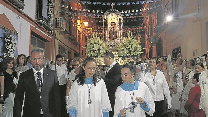 Los vecinos rinden culto a sus imágenes marianas en las calles